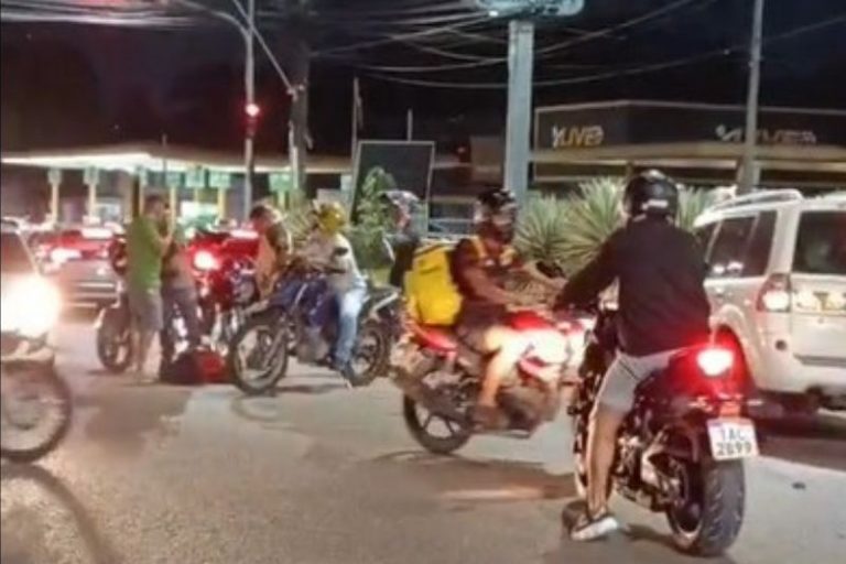 Motorista de micro-ônibus foge após atropelar entregador