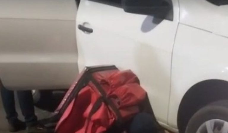 Entregador morre ao colidir com lateral de Gol e ficar preso sob o veículo