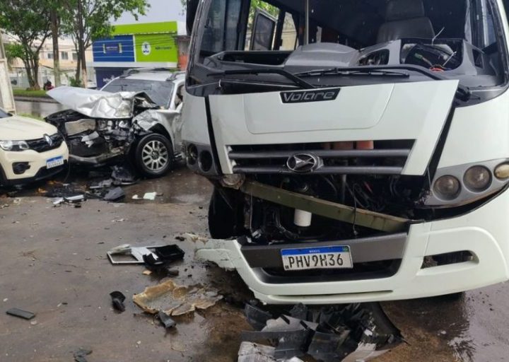 Acidente entre micro-ônibus, picape e carro deixa três feridos em Manaus