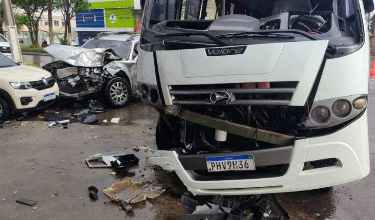 Acidente entre micro-ônibus, picape e carro deixa três feridos em Manaus