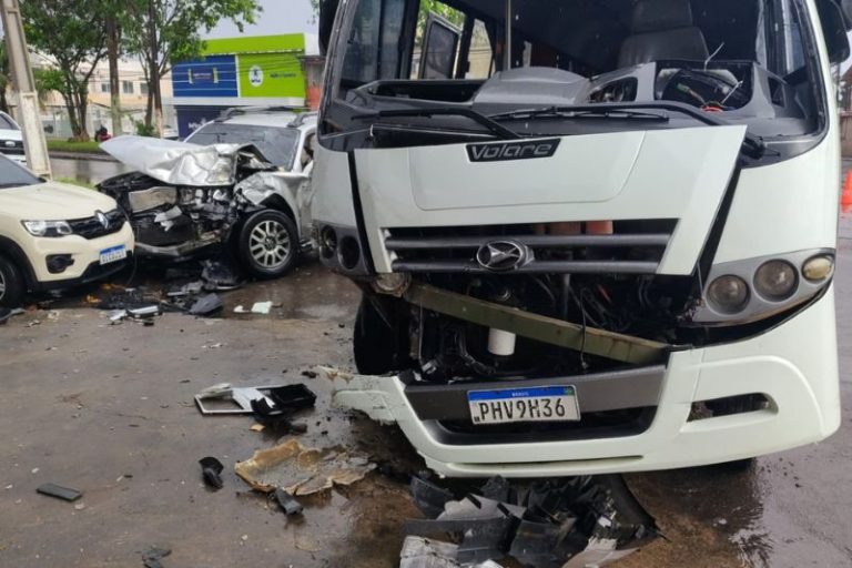 Acidente entre micro-ônibus, picape e carro deixa três feridos em Manaus
