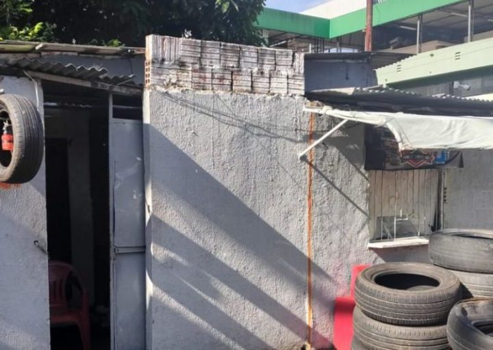 Mulher encontra marido morto a tiros na borracharia em que ele trabalhava