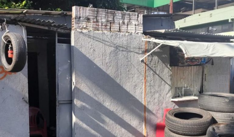 Mulher encontra marido morto a tiros na borracharia em que ele trabalhava