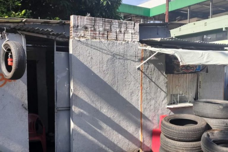 Mulher encontra marido morto a tiros na borracharia em que ele trabalhava