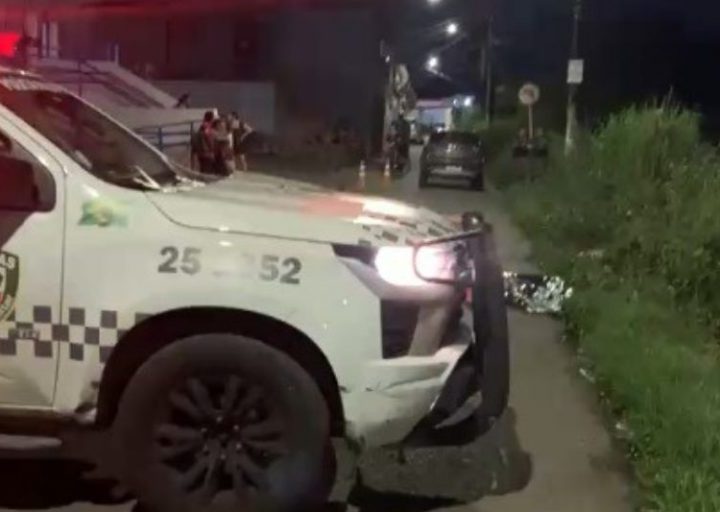 Mulher morre atropelada em Manaus e pedestres espancam motorista