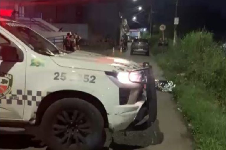 Mulher morre atropelada em Manaus e pedestres espancam motorista