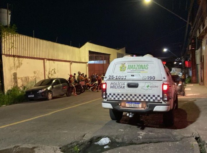 Homem corre para escapar de bandidos, tem ajuda negada por morador e cai da escada