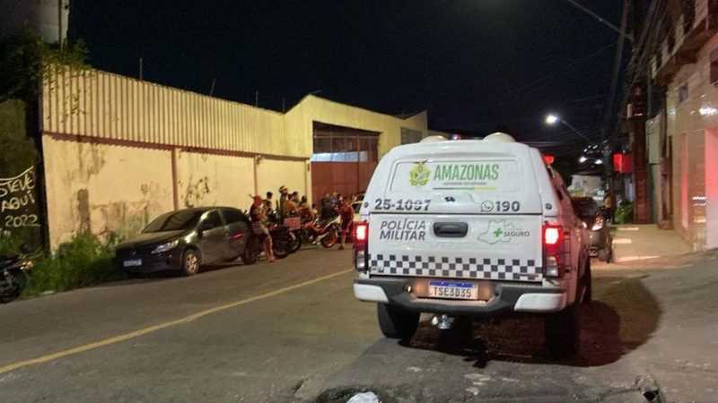 Homem corre para escapar de bandidos, tem ajuda negada por morador e cai da escada