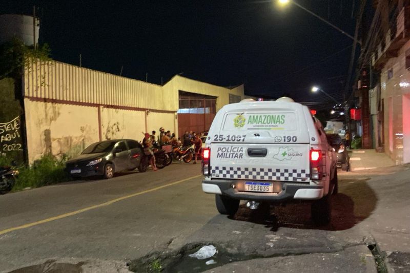 Homem corre para escapar de bandidos, tem ajuda negada por morador e cai da escada