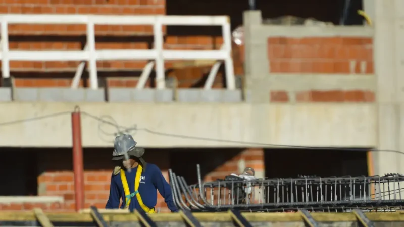 Construção empregou 2,5 milhões e pagou média de 2,1 salários mínimos