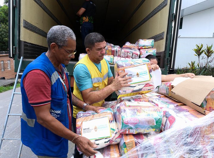 Prefeitura de Manaus inicia carregamento de caminhões em operação humanitária para a Venezuela