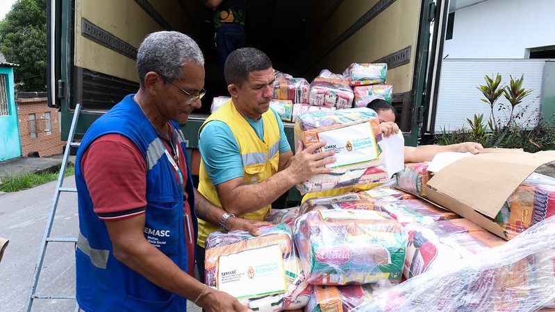 Prefeitura de Manaus inicia carregamento de caminhões em operação humanitária para a Venezuela