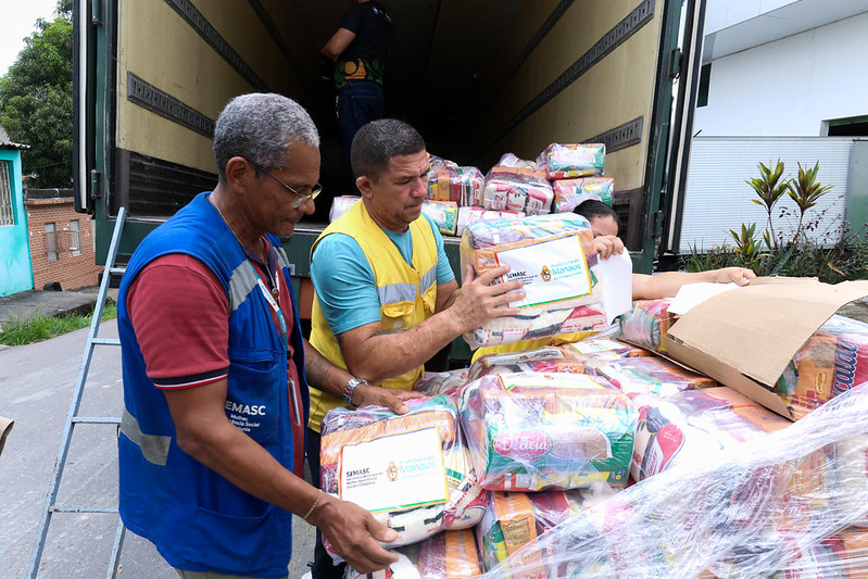 Prefeitura de Manaus inicia carregamento de caminhões em operação humanitária para a Venezuela