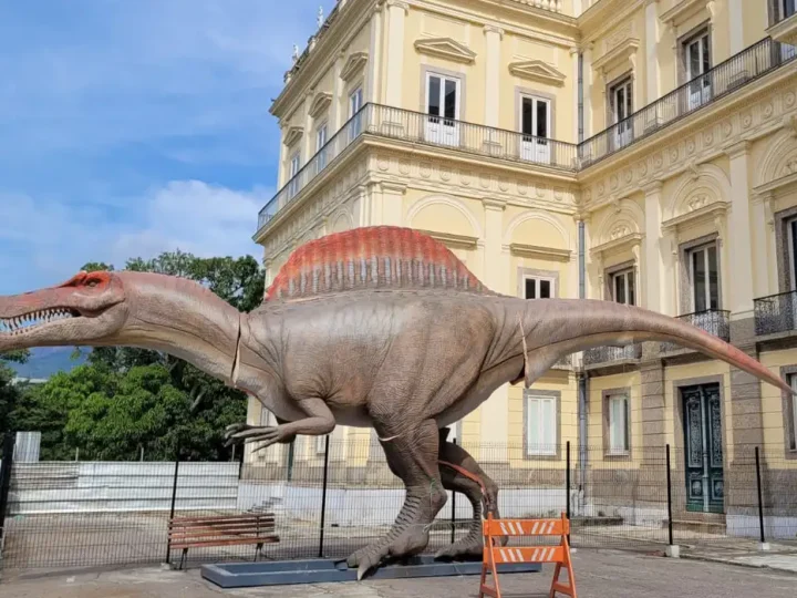 Museu Nacional ganha réplica de dinossauro brasileiro com 15 metros