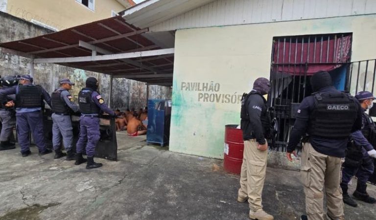 Operação em Parintins apreende 19 celulares, drogas e armas em presídio