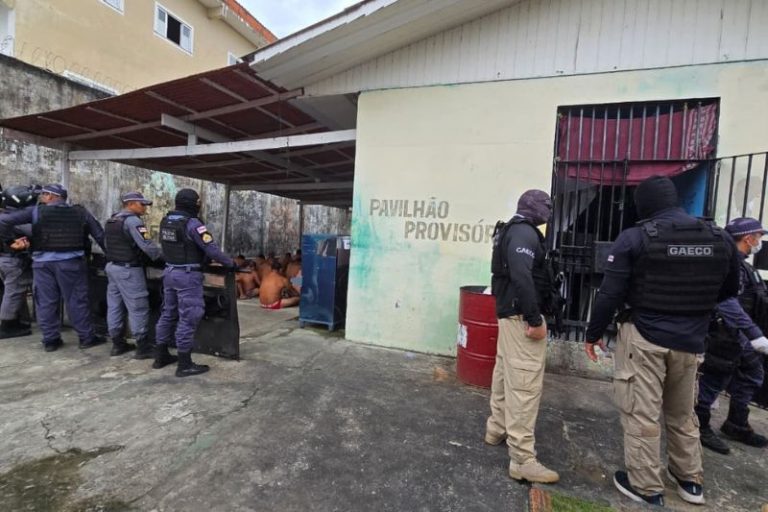 Operação em Parintins apreende 19 celulares, drogas e armas em presídio
