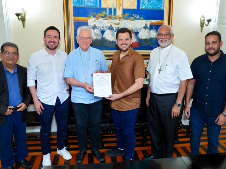 Prefeito Renato Junior garante fim de burocracia histórica com entrega de títulos definitivos de imóveis para a igreja católica