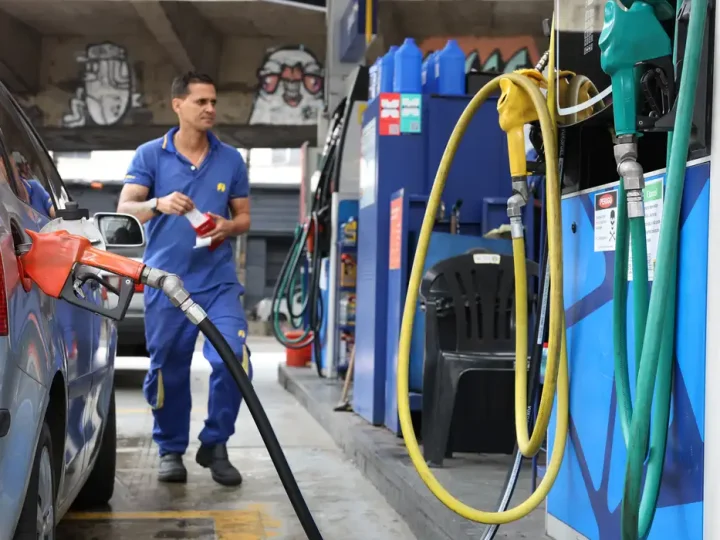 Subsídio de R$ 0,44 por litro da gasolina é prorrogado por 30 dias