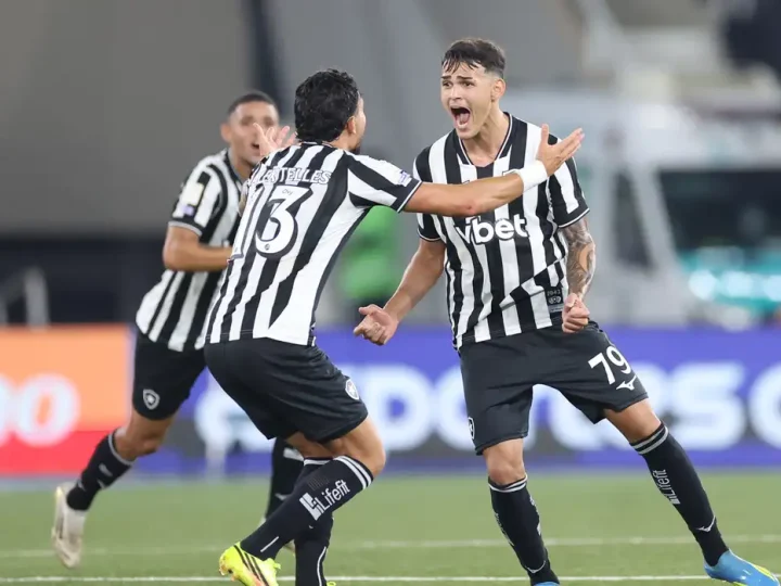 Com gol no último lance, Botafogo bate Santos na volta do Brasileirão