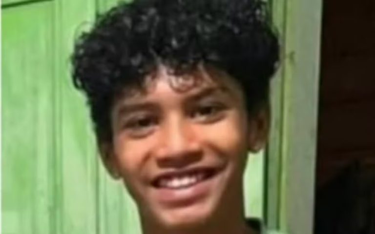 Adolescente desaparece após ser empurrado em rio durante atividade escolar em Barreirinha