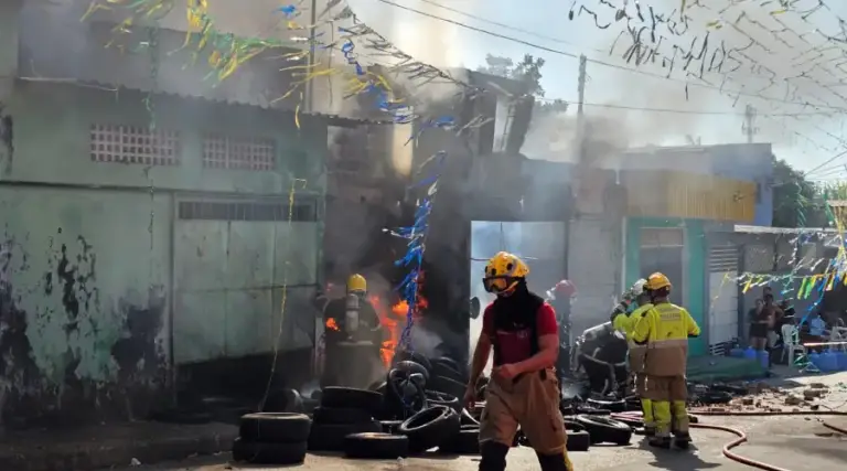 Borracharia é destruída por incêndio e mobiliza bombeiros no bairro Flores, em Manaus