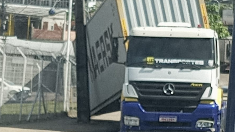 Carreta tomba e interdita trecho da Avenida Rodrigo Otávio no Japiim em Manaus