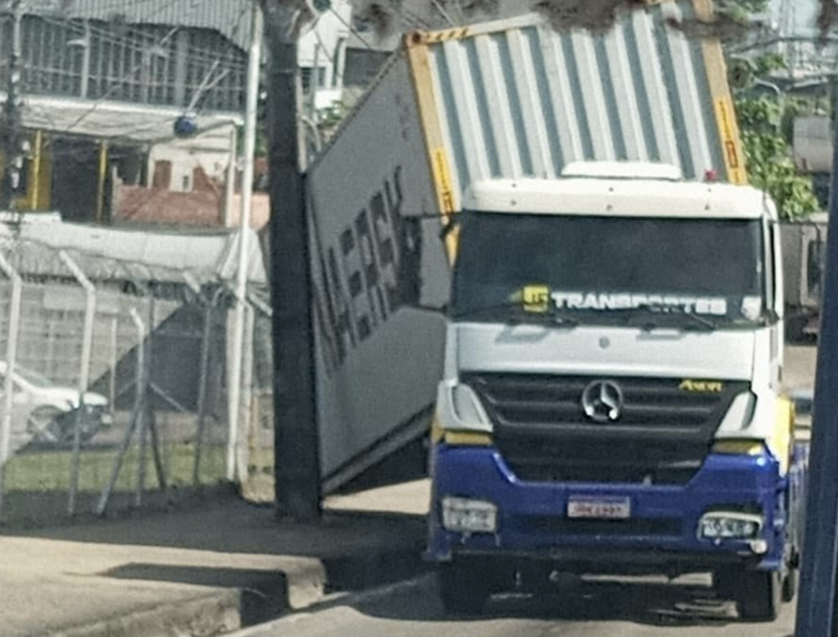 Carreta tomba e interdita trecho da Avenida Rodrigo Otávio no Japiim em Manaus