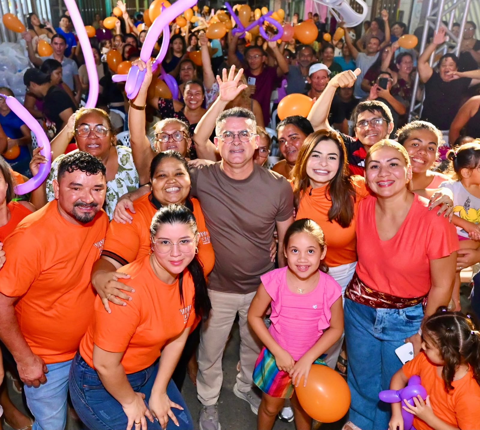 David conversa com moradores da Compensa e destaca a nova Feira do Quarentão, Prato do Povo, ruas asfaltadas e avanços na saúde