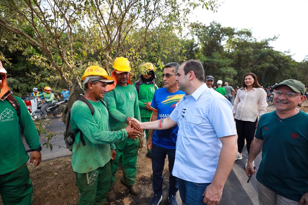Governador Roberto Cidade fiscaliza obras de pavimentação em Manicoré