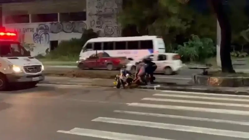 Motociclista fica ferido após bater na traseira de carro na avenida Noel Nutels em Manaus