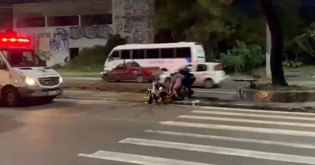 Motociclista fica ferido após bater na traseira de carro na avenida Noel Nutels em Manaus