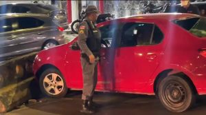 Motorista bêbado provoca vários acidentes em Manaus e destrói o próprio carro em bloco de concreto