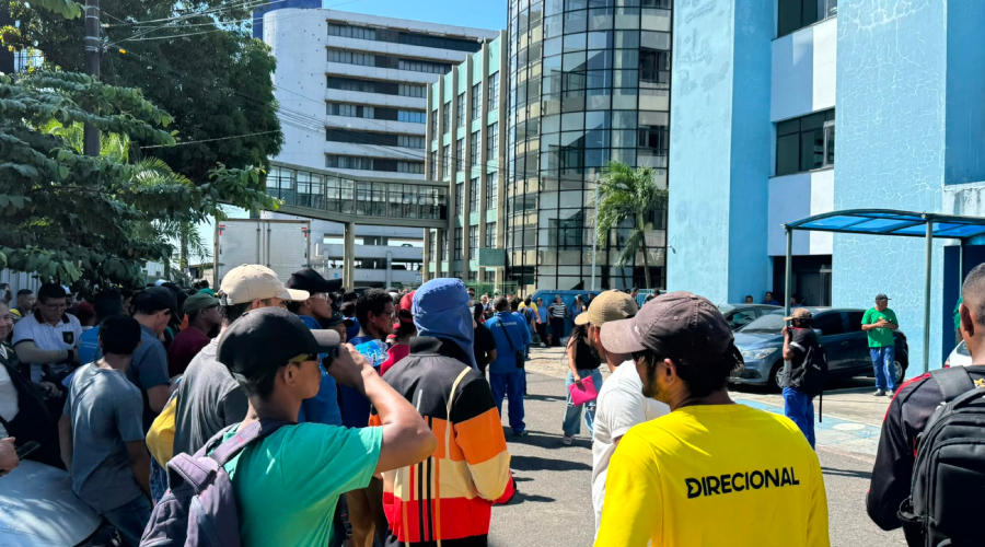 Trabalhadores da construção civil entram em greve e protestam em Manaus