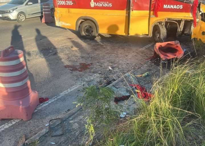 Cinco pessoas ficaram feridas em capotamento de micro-ônibus