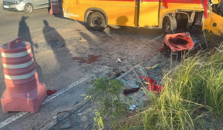 Cinco pessoas ficaram feridas em capotamento de micro-ônibus
