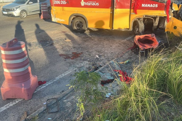 Cinco pessoas ficaram feridas em capotamento de micro-ônibus