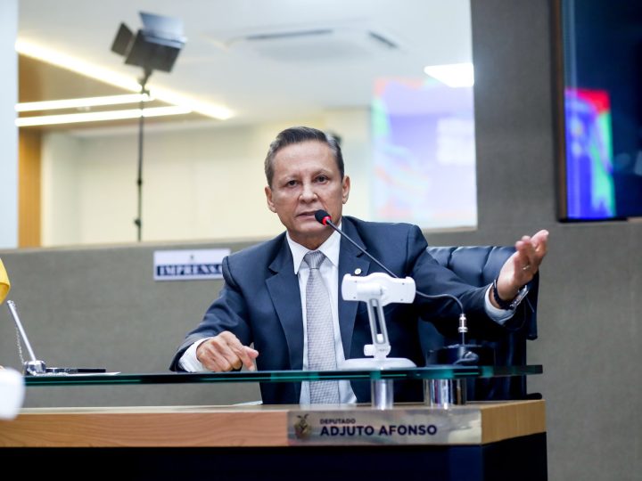 Deputados elegem Adjuto Afonso para comandar a Aleam até 2027