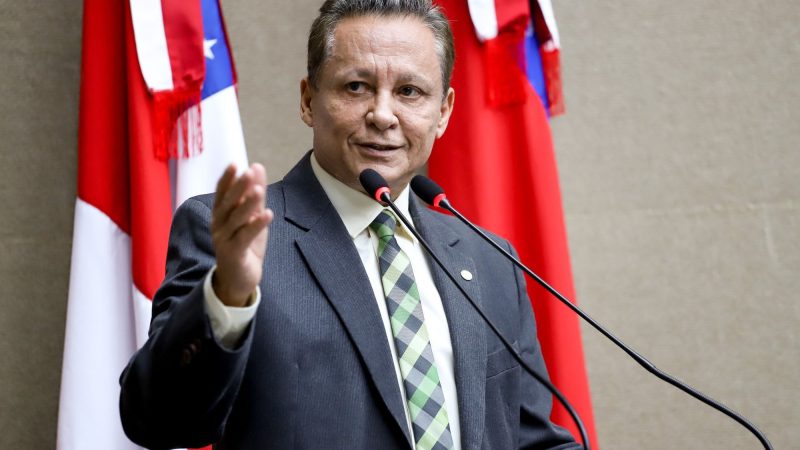 Após apoio nas redes sociais, Adjuto Afonso deve permanecer na presidência da Aleam