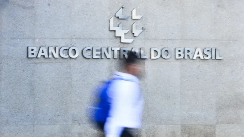 Juros das famílias seguem elevados e chegam a 64% ao ano, diz BC