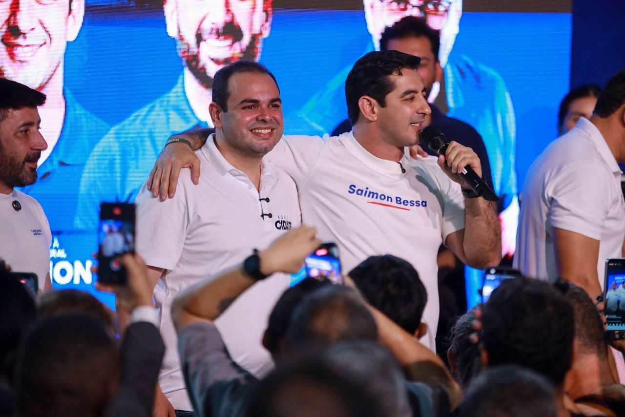 Roberto Cidade defende renovação política em evento de lançamento das pré-candidaturas de Carlinhos e Saimon Bessa