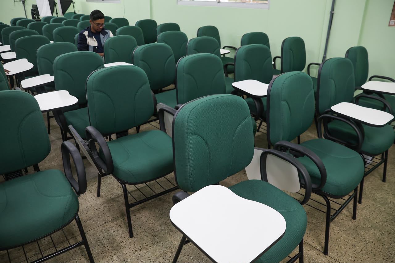 Mayra Dias entrega equipamentos a laboratório da UEA e fortalece ações de pesquisa e preservação cultural em Parintins