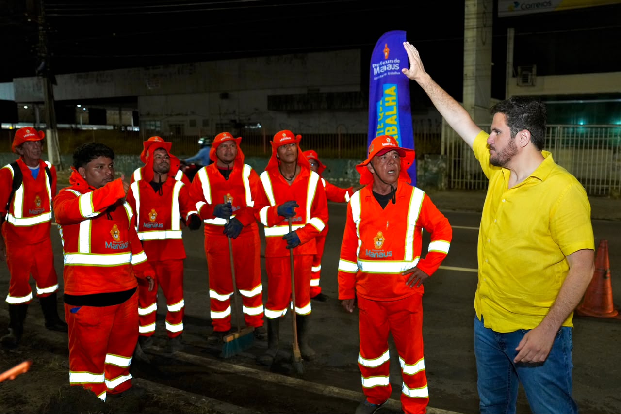 À meia-noite, prefeito Renato Junior mobiliza limpeza, asfaltamento e assina ordens de serviço para reforma de passarelas, viadutos e canteiros centrais em Manaus