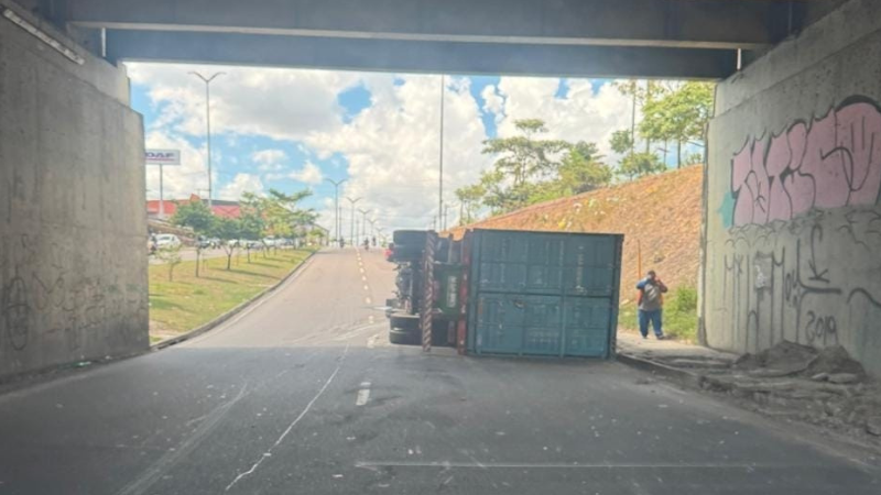 Carreta tomba, derrama óleo e provoca queda de motociclistas na avenida Max Teixeira