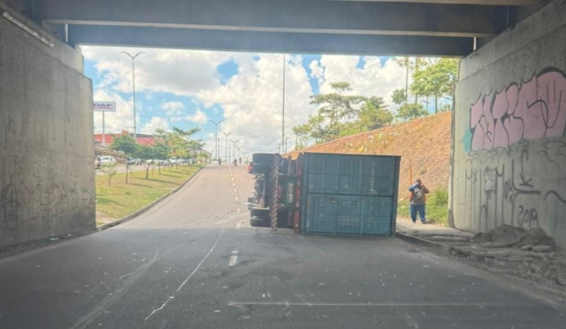 Carreta tomba, derrama óleo e provoca queda de motociclistas na avenida Max Teixeira