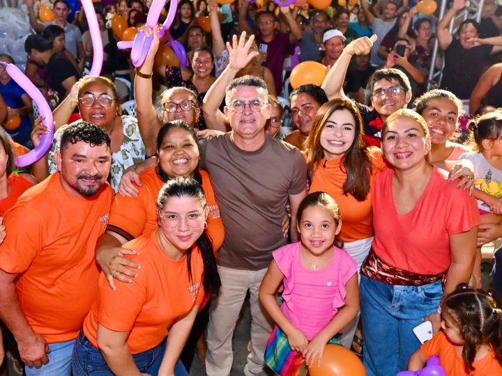David conversa com moradores da Compensa e destaca a nova Feira do Quarentão, Prato do Povo, ruas asfaltadas e avanços na saúde