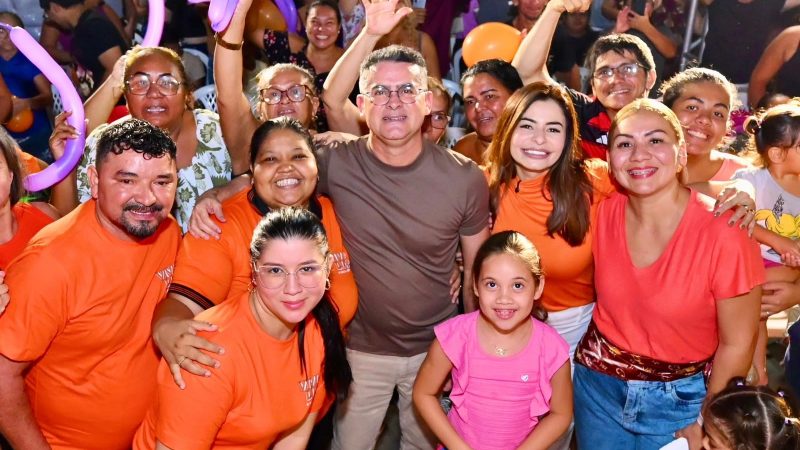 David conversa com moradores da Compensa e destaca a nova Feira do Quarentão, Prato do Povo, ruas asfaltadas e avanços na saúde