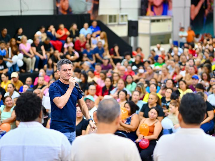 David Almeida reúne profissionais da educação para discutir propostas para o Amazonas