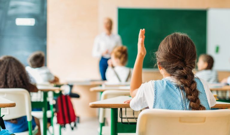 Lei garante licença remunerada para pós-graduação de professores da rede pública