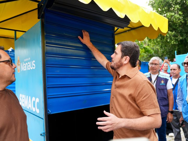 Prefeito Renato Junior entrega primeiras 26 bancas padronizadas para camelôs do centro de Manaus