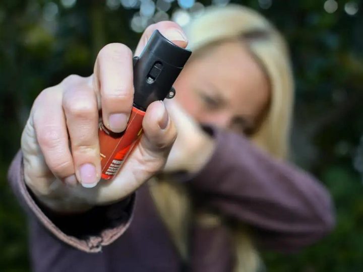 Mulheres podem comprar e usar spray de pimenta para defesa pessoal